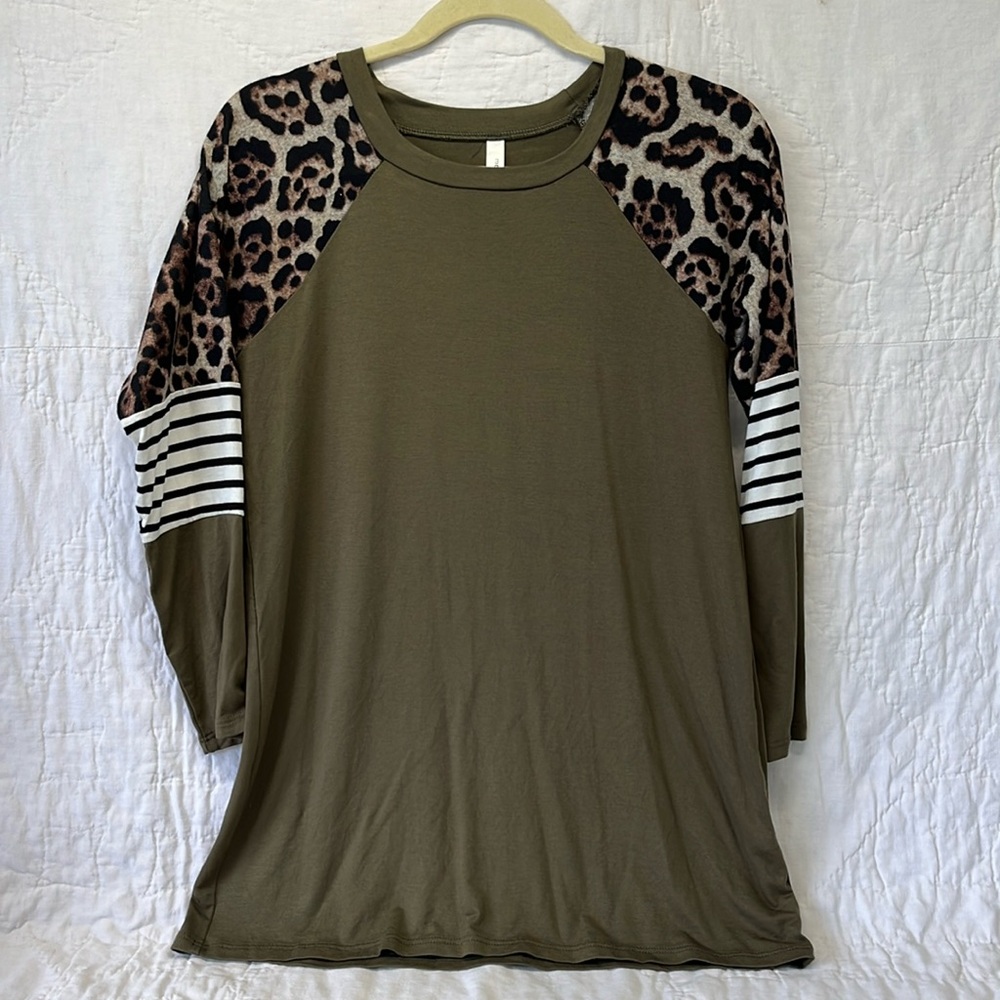 Magic fit, boutique shirt, size small